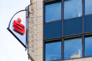 Heppenheim, Almanya, 23.10.2024: Heppenheim 'daki Sparkasse' ın dış görünüşü logoti ve imzasıyla. Sparkasse, Almanya 'nın tasarruf bankası finans grubu.
