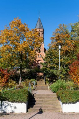 Bergstrasse 'deki Lorsch' taki Protestan kilisesi Almanya 'nın sonbahar ağaçlarıyla çevrili.