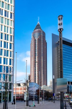Uluslararası sergi ve etkinliklerin merkezi olan Messe Frankfurt, çarpıcı mimariyle ekonomik ve kültürel önemi harmanlıyor