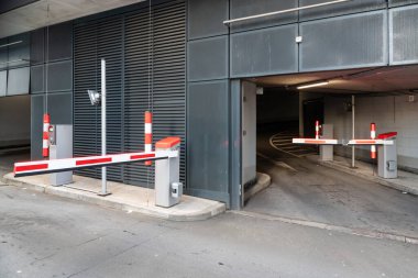 Otomatik engeller, güvenlik önlemleri ve kentsel altyapının modernize edildiği modern otopark girişi
