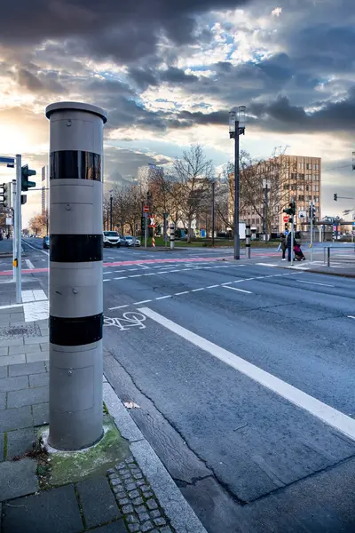 Yoğun bir Frankfurt caddesine kurulmuş modern bir hız kontrol radarı, şehirde trafik düzenlemesi ve güvenliği sağlıyor.