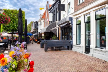 Hollanda, Joure 'de tarihi mimarinin yer aldığı büyüleyici bir sokak manzarası.