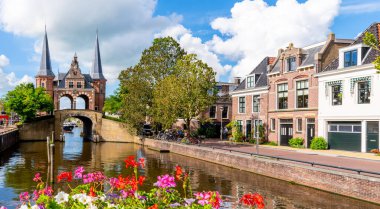 Sneek 'teki ünlü Waterpoort kapısı güneşli bir günde çiçek açmış, Friesland, Hollanda