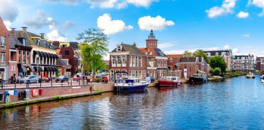 Hollanda, Sneek 'te tarihi binaları ve tekneleri olan manzara kanalı