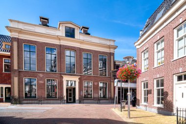 Hollanda, Sneek 'teki Bestjoershus ve geleneksel Hollanda binalarına bakın.