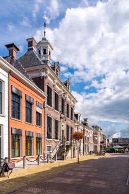 Hollanda 'nın Sneek kentindeki tarihi belediye binasına ve geleneksel Hollanda binalarına bakın.