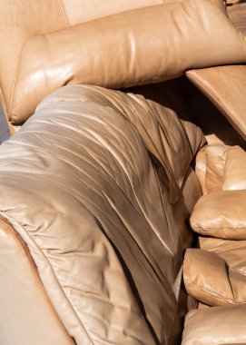 Bej renkli eski soluk deri mobilyalar. Yakın plan.