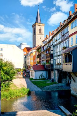 Erfurt 'taki Kraemerbruecke. Thüringen 'de kültürel ve mimari bir mücevher..