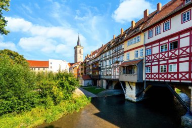 Erfurt 'taki Kraemerbruecke. Thüringen 'de kültürel ve mimari bir mücevher..
