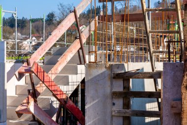 Beton ve takviyeli yeni bir binanın inşaat alanı. Formalite, beton ve takviyeli inşaat sahası