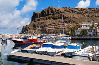İspanya, Gran Canaria 'da tekne ve dağlı Puerto Mogan