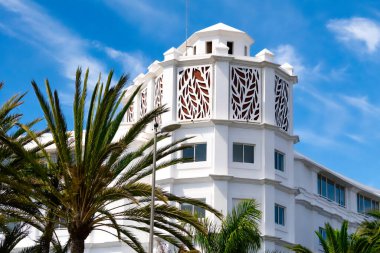 Maspaloma 'da dekoratif tasarımı ve palmiye ağaçları olan modern beyaz mimari, Gran Canaria