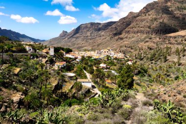 Faga 'nın dramatik uçurumlarla çevrili pitoresk dağ köyü manzarası