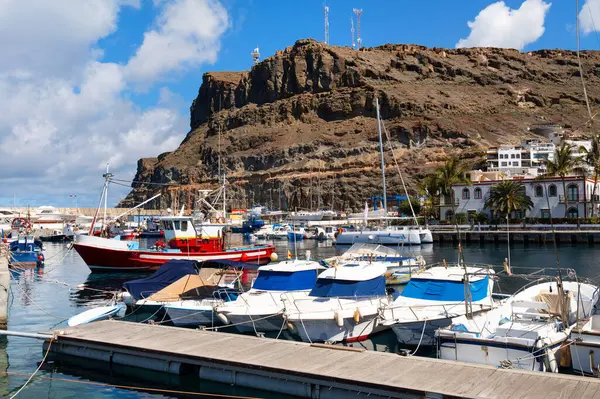 İspanya, Gran Canaria 'da tekne ve dağlı Puerto Mogan