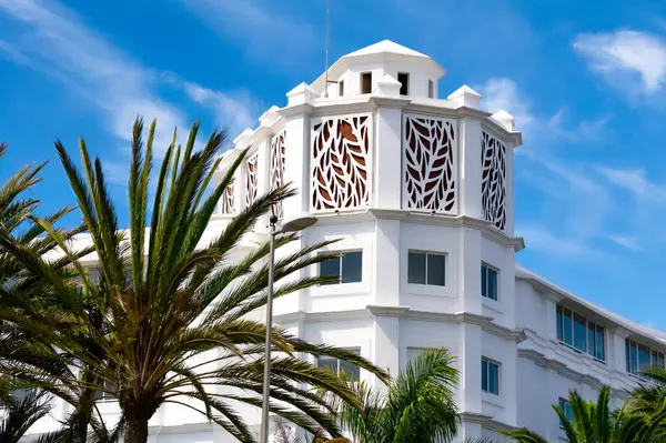 Maspaloma 'da dekoratif tasarımı ve palmiye ağaçları olan modern beyaz mimari, Gran Canaria
