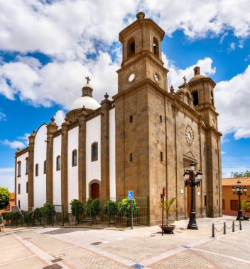 Aguimes 'teki San Sebastian Kilisesi' nin yan görüntüsü, Büyük Kanarya 'da mavi gökyüzü ve güneş ışığı altında. İspanya