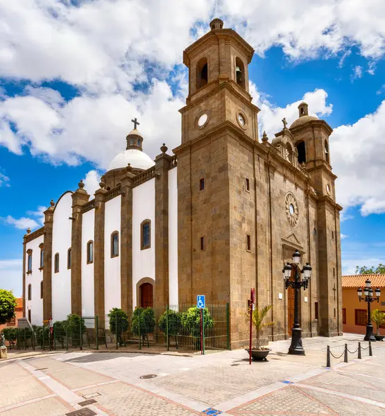 Aguimes 'teki San Sebastian Kilisesi' nin yan görüntüsü, Büyük Kanarya 'da mavi gökyüzü ve güneş ışığı altında. İspanya