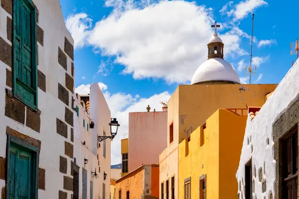 Aguimes, Gran Canaria 'daki San Sebastian Kilisesi' nin kubbesine doğru sokak manzarası