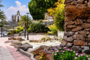 Büyük Kanarya 'da Santa Lucia kilisesinin altındaki çiçek açan park.
