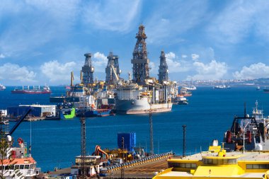 Büyük Kanarya 'da Santa Lucia kilisesinin altındaki çiçek açan park.