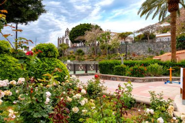 Büyük Kanarya 'da Santa Lucia kilisesinin altındaki çiçek açan park.