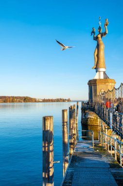 Imperia ile Wintry gölü manzarası, Konstanz, Bodensee 'de gökte sakin su ve martı.