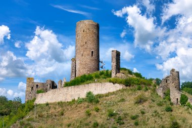 Monreal, Almanya 'da Philippsburg harabeleri, açık mavi yaz gökyüzünün altında bir tepe üzerinde