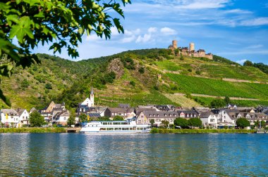 Alken yakınlarındaki Burg Thurant 'ın yaz manzarası üzüm bağları, Moselle Nehri ve Mayen-Koblenz bölgesindeki tarihi köy..