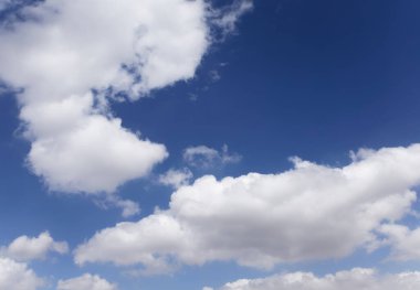 açık güneşli bir günde, mavi gökyüzü beyaz bulutlarla