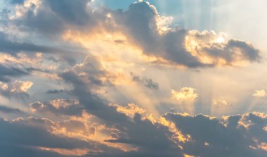 Gökyüzü sabahın erken saatlerinde fotoğraflandı. Güneşin ışınları bulutları delip geçti.
