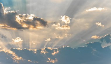 Gökyüzü sabahın erken saatlerinde fotoğraflandı. Güneşin ışınları bulutları delip geçti.