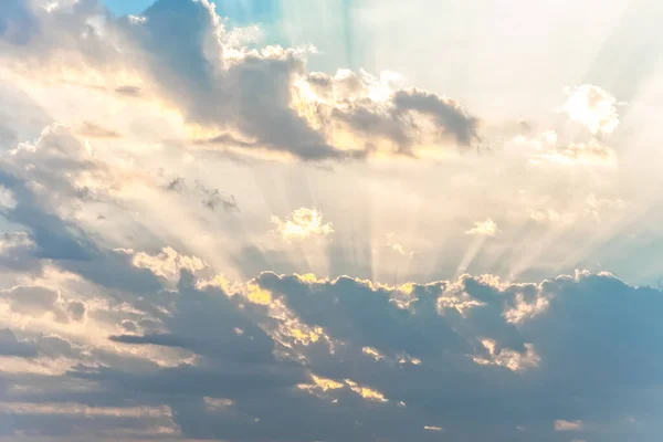 空は早朝に撮影され太陽の光が雲を突破し — ストック写真
