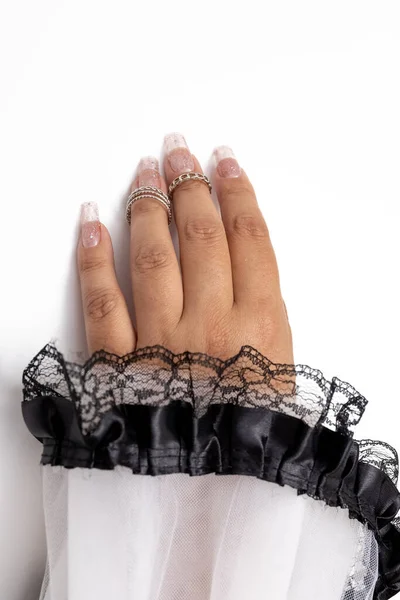 Şık Kadın Manikürü Beyaz Arka Planda Güzel Kadın Elleri — Stok fotoğraf