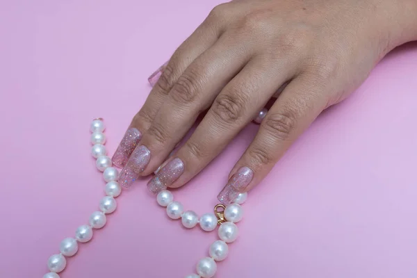 Stilvolle Maniküre Für Frauen Schöne Frauenhände Auf Rosa Hintergrund — Stockfoto