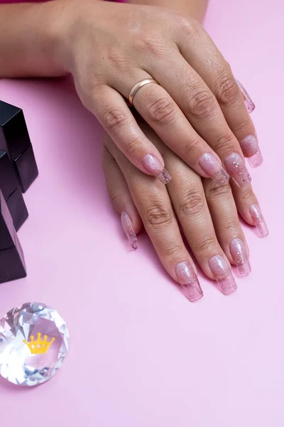 Manicure Feminino Elegante Belas Mãos Mulher Fundo Rosa — Fotografia de Stock