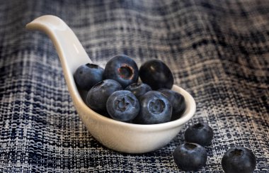 Böğürtlen, kumaş bir peçeteye yakın çekim.+