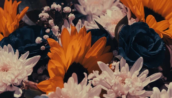 노랗고 아름다운 노랗고 꽃들로 이루어진 꽃다발은 스타일로 가깝습니다 — 스톡 사진