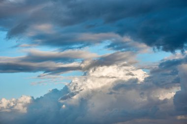 Çok güzel mavi gökyüzü, yağmur bulutları, şafak, büyük boy.