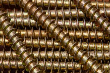Bronz renkli vidaların yakın plan fotoğrafı, bir grupta bir sürü vida, makro vidalar, inşaat arka plan soyutlaması.