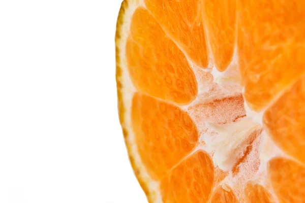 Aufgeschnittene Süße Reife Mandarine Nahaufnahme Auf Weißem Hintergrund — Stockfoto