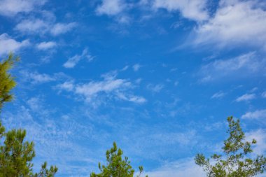 Güzel bulutlu açık mavi gökyüzü