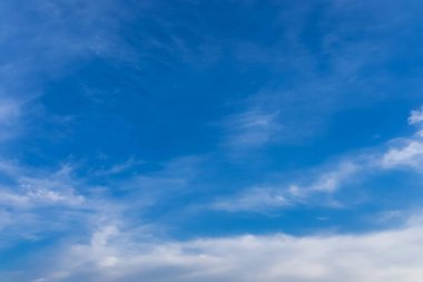 Açık mavi gökyüzü, alışılmadık şekilli güzel bulutlar, doğal fenomen, güneşli sıcak bir günde