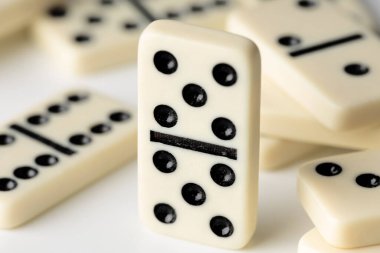 Beyaz arkaplandaki bej domino taşları yakın planda fotoğraflandı