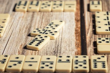 Bir grup bej domino bloğu oyun için masaya serildi