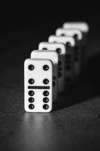 Bir grup beyaz domino taşı yakın plan, siyah beyaz fotoğraf.