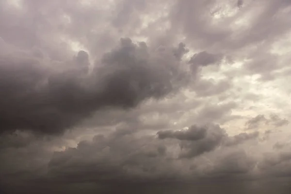 Συννεφιασμένος Συννεφιασμένος Γκρίζος Ουρανός Περιμένει Δυνατή Βροχή Εικόνα Αρχείου