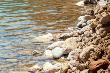 İyileşen ölü denizin kayalık kıyısı, Judea İsrail