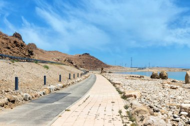 Bisiklet yolu ölü denizin kayalık kıyısı boyunca