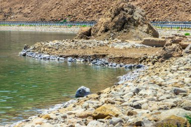 İyileşen ölü denizin kayalık kıyısı, Judea İsrail