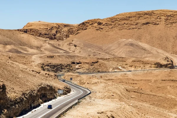 사막의 산들에 와인딩 고속도로 — 스톡 사진